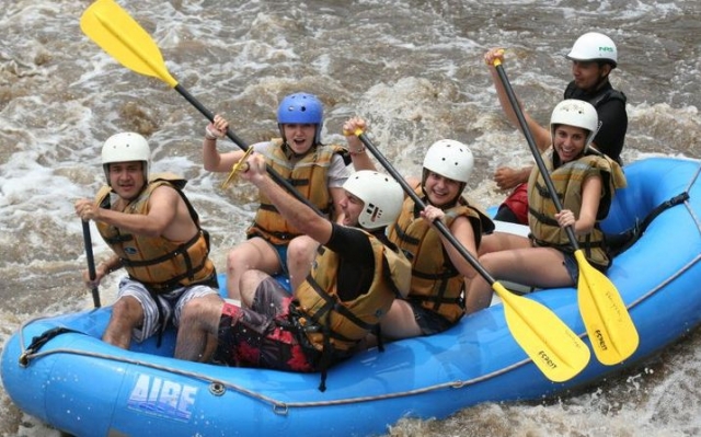 Emociones de aventura en rafting